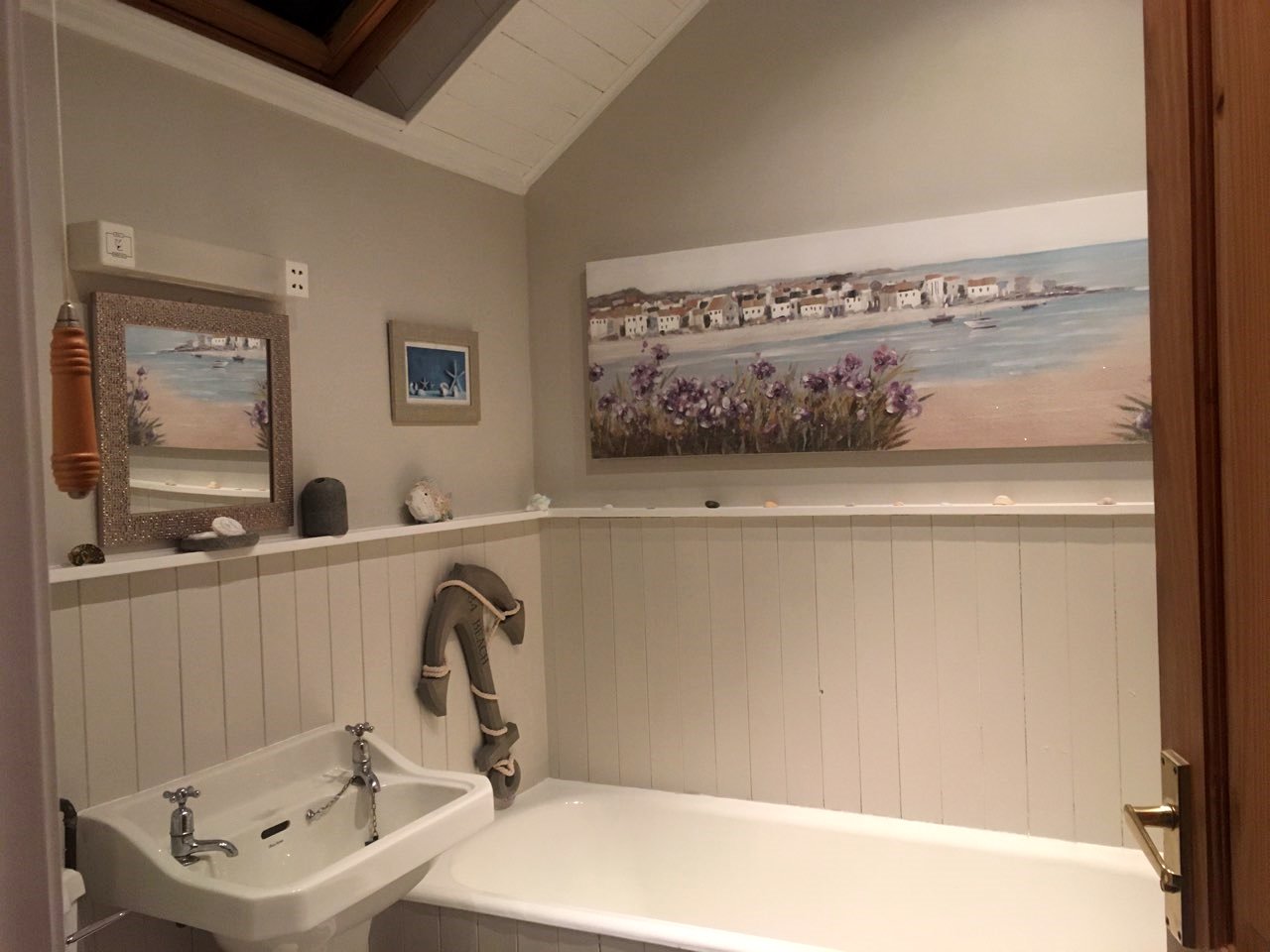 The main bathroom in the Cottage at the Old Rectory, Boduan